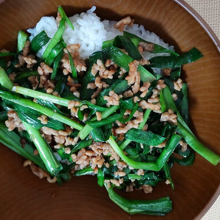 ニラそぼろ丼